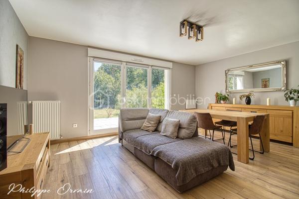 🏡 Maison individuelle récente de 2017 – 3 chambres – Jardin sans vis-à-vis – Villeron

Située au cœur de Villeron, dans un environnement résidentiel calme et particulièrement recherché, cette maison individuelle construite en 2017 vous séduira par son excellent état, sa luminosité et la qualité de ses prestations. Un bien idéal pour une famille souhaitant s'installer immédiatement, sans aucun travaux.

Dès l'entrée, vous découvrez une agréable pièce de vie baignée de lumière naturelle grâce à ses larges ouvertures. Le séjour, spacieux et chaleureux, s'ouvre directement sur une belle terrasse et un jardin entièrement clos, sans aucun vis-à-vis, offrant un cadre privilégié pour profiter des beaux jours en toute intimité.

La cuisine ouverte, moderne, aménagée et fonctionnelle, s'intègre parfaitement à l'espace de vie et crée une atmosphère conviviale, idéale pour partager des moments en famille ou entre amis.

À l'étage, l'espace nuit propose trois chambres confortables ainsi qu'une pièce palière pouvant accueillir un espace bureau, une salle de jeux ou un coin lecture selon vos besoins. Une salle de bains complète ce niveau avec praticité.

À l'extérieur, vous profiterez d'un terrain de 445 m², parfaitement entretenu et facile à vivre. Le jardin constitue un véritable havre de paix, tandis qu'un garage ainsi que plusieurs places de stationnement privatives viennent compléter les prestations.

Construite selon les standards récents, cette maison offre tout le confort moderne et une excellente fonctionnalité. Aucun travaux n'est à prévoir : vous n'avez plus qu'à poser vos valises.

Son emplacement constitue également un véritable atout : à proximité des écoles, des commerces et des principaux axes de circulation, elle permet de concilier parfaitement vie de famille, tranquillité et facilité de déplacement.

✨ Les atouts :
• Maison individuelle de 2017
• Aucun travaux à prévoir
• 3 chambres
• Séjour lumineux avec accès terrasse
• Cuisine ouverte aménagée
• Jardin sans vis-à-vis de 445 m²
• Adoucisseur d'eau
• Garage et stationnements privatifs
• Quartier résidentiel calme et recherché

Une maison clé en main où confort, modernité et qualité de vie se conjuguent parfaitement. Une opportunité à découvrir sans tarder.