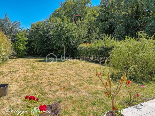 🏡 Maison individuelle récente de 2017 – 3 chambres – Jardin sans vis-à-vis – Villeron

Située au cœur de Villeron, dans un environnement résidentiel calme et particulièrement recherché, cette maison individuelle construite en 2017 vous séduira par son excellent état, sa luminosité et la qualité de ses prestations. Un bien idéal pour une famille souhaitant s'installer immédiatement, sans aucun travaux.

Dès l'entrée, vous découvrez une agréable pièce de vie baignée de lumière naturelle grâce à ses larges ouvertures. Le séjour, spacieux et chaleureux, s'ouvre directement sur une belle terrasse et un jardin entièrement clos, sans aucun vis-à-vis, offrant un cadre privilégié pour profiter des beaux jours en toute intimité.

La cuisine ouverte, moderne, aménagée et fonctionnelle, s'intègre parfaitement à l'espace de vie et crée une atmosphère conviviale, idéale pour partager des moments en famille ou entre amis.

À l'étage, l'espace nuit propose trois chambres confortables ainsi qu'une pièce palière pouvant accueillir un espace bureau, une salle de jeux ou un coin lecture selon vos besoins. Une salle de bains complète ce niveau avec praticité.

À l'extérieur, vous profiterez d'un terrain de 445 m², parfaitement entretenu et facile à vivre. Le jardin constitue un véritable havre de paix, tandis qu'un garage ainsi que plusieurs places de stationnement privatives viennent compléter les prestations.

Construite selon les standards récents, cette maison offre tout le confort moderne et une excellente fonctionnalité. Aucun travaux n'est à prévoir : vous n'avez plus qu'à poser vos valises.

Son emplacement constitue également un véritable atout : à proximité des écoles, des commerces et des principaux axes de circulation, elle permet de concilier parfaitement vie de famille, tranquillité et facilité de déplacement.

✨ Les atouts :
• Maison individuelle de 2017
• Aucun travaux à prévoir
• 3 chambres
• Séjour lumineux avec accès terrasse
• Cuisine ouverte aménagée
• Jardin sans vis-à-vis de 445 m²
• Adoucisseur d'eau
• Garage et stationnements privatifs
• Quartier résidentiel calme et recherché

Une maison clé en main où confort, modernité et qualité de vie se conjuguent parfaitement. Une opportunité à découvrir sans tarder.