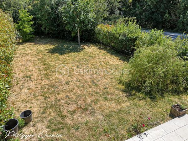 🏡 Maison individuelle récente de 2017 – 3 chambres – Jardin sans vis-à-vis – Villeron

Située au cœur de Villeron, dans un environnement résidentiel calme et particulièrement recherché, cette maison individuelle construite en 2017 vous séduira par son excellent état, sa luminosité et la qualité de ses prestations. Un bien idéal pour une famille souhaitant s'installer immédiatement, sans aucun travaux.

Dès l'entrée, vous découvrez une agréable pièce de vie baignée de lumière naturelle grâce à ses larges ouvertures. Le séjour, spacieux et chaleureux, s'ouvre directement sur une belle terrasse et un jardin entièrement clos, sans aucun vis-à-vis, offrant un cadre privilégié pour profiter des beaux jours en toute intimité.

La cuisine ouverte, moderne, aménagée et fonctionnelle, s'intègre parfaitement à l'espace de vie et crée une atmosphère conviviale, idéale pour partager des moments en famille ou entre amis.

À l'étage, l'espace nuit propose trois chambres confortables ainsi qu'une pièce palière pouvant accueillir un espace bureau, une salle de jeux ou un coin lecture selon vos besoins. Une salle de bains complète ce niveau avec praticité.

À l'extérieur, vous profiterez d'un terrain de 445 m², parfaitement entretenu et facile à vivre. Le jardin constitue un véritable havre de paix, tandis qu'un garage ainsi que plusieurs places de stationnement privatives viennent compléter les prestations.

Construite selon les standards récents, cette maison offre tout le confort moderne et une excellente fonctionnalité. Aucun travaux n'est à prévoir : vous n'avez plus qu'à poser vos valises.

Son emplacement constitue également un véritable atout : à proximité des écoles, des commerces et des principaux axes de circulation, elle permet de concilier parfaitement vie de famille, tranquillité et facilité de déplacement.

✨ Les atouts :
• Maison individuelle de 2017
• Aucun travaux à prévoir
• 3 chambres
• Séjour lumineux avec accès terrasse
• Cuisine ouverte aménagée
• Jardin sans vis-à-vis de 445 m²
• Adoucisseur d'eau
• Garage et stationnements privatifs
• Quartier résidentiel calme et recherché

Une maison clé en main où confort, modernité et qualité de vie se conjuguent parfaitement. Une opportunité à découvrir sans tarder.