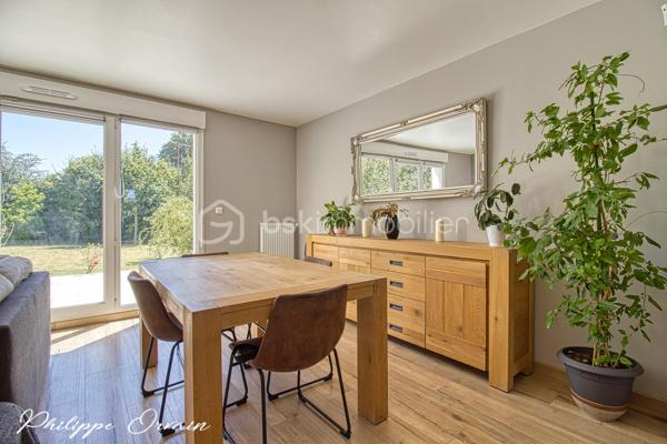 🏡 Maison individuelle récente de 2017 – 3 chambres – Jardin sans vis-à-vis – Villeron

Située au cœur de Villeron, dans un environnement résidentiel calme et particulièrement recherché, cette maison individuelle construite en 2017 vous séduira par son excellent état, sa luminosité et la qualité de ses prestations. Un bien idéal pour une famille souhaitant s'installer immédiatement, sans aucun travaux.

Dès l'entrée, vous découvrez une agréable pièce de vie baignée de lumière naturelle grâce à ses larges ouvertures. Le séjour, spacieux et chaleureux, s'ouvre directement sur une belle terrasse et un jardin entièrement clos, sans aucun vis-à-vis, offrant un cadre privilégié pour profiter des beaux jours en toute intimité.

La cuisine ouverte, moderne, aménagée et fonctionnelle, s'intègre parfaitement à l'espace de vie et crée une atmosphère conviviale, idéale pour partager des moments en famille ou entre amis.

À l'étage, l'espace nuit propose trois chambres confortables ainsi qu'une pièce palière pouvant accueillir un espace bureau, une salle de jeux ou un coin lecture selon vos besoins. Une salle de bains complète ce niveau avec praticité.

À l'extérieur, vous profiterez d'un terrain de 445 m², parfaitement entretenu et facile à vivre. Le jardin constitue un véritable havre de paix, tandis qu'un garage ainsi que plusieurs places de stationnement privatives viennent compléter les prestations.

Construite selon les standards récents, cette maison offre tout le confort moderne et une excellente fonctionnalité. Aucun travaux n'est à prévoir : vous n'avez plus qu'à poser vos valises.

Son emplacement constitue également un véritable atout : à proximité des écoles, des commerces et des principaux axes de circulation, elle permet de concilier parfaitement vie de famille, tranquillité et facilité de déplacement.

✨ Les atouts :
• Maison individuelle de 2017
• Aucun travaux à prévoir
• 3 chambres
• Séjour lumineux avec accès terrasse
• Cuisine ouverte aménagée
• Jardin sans vis-à-vis de 445 m²
• Adoucisseur d'eau
• Garage et stationnements privatifs
• Quartier résidentiel calme et recherché

Une maison clé en main où confort, modernité et qualité de vie se conjuguent parfaitement. Une opportunité à découvrir sans tarder.