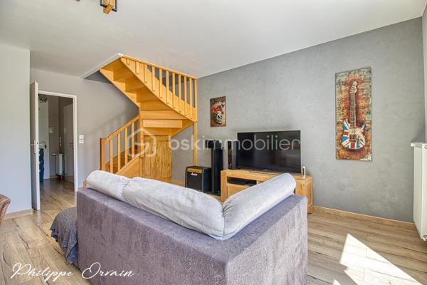 🏡 Maison individuelle récente de 2017 – 3 chambres – Jardin sans vis-à-vis – Villeron

Située au cœur de Villeron, dans un environnement résidentiel calme et particulièrement recherché, cette maison individuelle construite en 2017 vous séduira par son excellent état, sa luminosité et la qualité de ses prestations. Un bien idéal pour une famille souhaitant s'installer immédiatement, sans aucun travaux.

Dès l'entrée, vous découvrez une agréable pièce de vie baignée de lumière naturelle grâce à ses larges ouvertures. Le séjour, spacieux et chaleureux, s'ouvre directement sur une belle terrasse et un jardin entièrement clos, sans aucun vis-à-vis, offrant un cadre privilégié pour profiter des beaux jours en toute intimité.

La cuisine ouverte, moderne, aménagée et fonctionnelle, s'intègre parfaitement à l'espace de vie et crée une atmosphère conviviale, idéale pour partager des moments en famille ou entre amis.

À l'étage, l'espace nuit propose trois chambres confortables ainsi qu'une pièce palière pouvant accueillir un espace bureau, une salle de jeux ou un coin lecture selon vos besoins. Une salle de bains complète ce niveau avec praticité.

À l'extérieur, vous profiterez d'un terrain de 445 m², parfaitement entretenu et facile à vivre. Le jardin constitue un véritable havre de paix, tandis qu'un garage ainsi que plusieurs places de stationnement privatives viennent compléter les prestations.

Construite selon les standards récents, cette maison offre tout le confort moderne et une excellente fonctionnalité. Aucun travaux n'est à prévoir : vous n'avez plus qu'à poser vos valises.

Son emplacement constitue également un véritable atout : à proximité des écoles, des commerces et des principaux axes de circulation, elle permet de concilier parfaitement vie de famille, tranquillité et facilité de déplacement.

✨ Les atouts :
• Maison individuelle de 2017
• Aucun travaux à prévoir
• 3 chambres
• Séjour lumineux avec accès terrasse
• Cuisine ouverte aménagée
• Jardin sans vis-à-vis de 445 m²
• Adoucisseur d'eau
• Garage et stationnements privatifs
• Quartier résidentiel calme et recherché

Une maison clé en main où confort, modernité et qualité de vie se conjuguent parfaitement. Une opportunité à découvrir sans tarder.