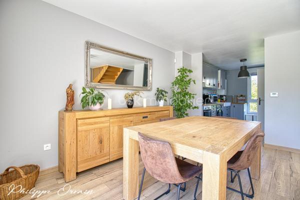 🏡 Maison individuelle récente de 2017 – 3 chambres – Jardin sans vis-à-vis – Villeron

Située au cœur de Villeron, dans un environnement résidentiel calme et particulièrement recherché, cette maison individuelle construite en 2017 vous séduira par son excellent état, sa luminosité et la qualité de ses prestations. Un bien idéal pour une famille souhaitant s'installer immédiatement, sans aucun travaux.

Dès l'entrée, vous découvrez une agréable pièce de vie baignée de lumière naturelle grâce à ses larges ouvertures. Le séjour, spacieux et chaleureux, s'ouvre directement sur une belle terrasse et un jardin entièrement clos, sans aucun vis-à-vis, offrant un cadre privilégié pour profiter des beaux jours en toute intimité.

La cuisine ouverte, moderne, aménagée et fonctionnelle, s'intègre parfaitement à l'espace de vie et crée une atmosphère conviviale, idéale pour partager des moments en famille ou entre amis.

À l'étage, l'espace nuit propose trois chambres confortables ainsi qu'une pièce palière pouvant accueillir un espace bureau, une salle de jeux ou un coin lecture selon vos besoins. Une salle de bains complète ce niveau avec praticité.

À l'extérieur, vous profiterez d'un terrain de 445 m², parfaitement entretenu et facile à vivre. Le jardin constitue un véritable havre de paix, tandis qu'un garage ainsi que plusieurs places de stationnement privatives viennent compléter les prestations.

Construite selon les standards récents, cette maison offre tout le confort moderne et une excellente fonctionnalité. Aucun travaux n'est à prévoir : vous n'avez plus qu'à poser vos valises.

Son emplacement constitue également un véritable atout : à proximité des écoles, des commerces et des principaux axes de circulation, elle permet de concilier parfaitement vie de famille, tranquillité et facilité de déplacement.

✨ Les atouts :
• Maison individuelle de 2017
• Aucun travaux à prévoir
• 3 chambres
• Séjour lumineux avec accès terrasse
• Cuisine ouverte aménagée
• Jardin sans vis-à-vis de 445 m²
• Adoucisseur d'eau
• Garage et stationnements privatifs
• Quartier résidentiel calme et recherché

Une maison clé en main où confort, modernité et qualité de vie se conjuguent parfaitement. Une opportunité à découvrir sans tarder.