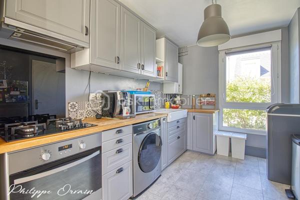 🏡 Maison individuelle récente de 2017 – 3 chambres – Jardin sans vis-à-vis – Villeron

Située au cœur de Villeron, dans un environnement résidentiel calme et particulièrement recherché, cette maison individuelle construite en 2017 vous séduira par son excellent état, sa luminosité et la qualité de ses prestations. Un bien idéal pour une famille souhaitant s'installer immédiatement, sans aucun travaux.

Dès l'entrée, vous découvrez une agréable pièce de vie baignée de lumière naturelle grâce à ses larges ouvertures. Le séjour, spacieux et chaleureux, s'ouvre directement sur une belle terrasse et un jardin entièrement clos, sans aucun vis-à-vis, offrant un cadre privilégié pour profiter des beaux jours en toute intimité.

La cuisine ouverte, moderne, aménagée et fonctionnelle, s'intègre parfaitement à l'espace de vie et crée une atmosphère conviviale, idéale pour partager des moments en famille ou entre amis.

À l'étage, l'espace nuit propose trois chambres confortables ainsi qu'une pièce palière pouvant accueillir un espace bureau, une salle de jeux ou un coin lecture selon vos besoins. Une salle de bains complète ce niveau avec praticité.

À l'extérieur, vous profiterez d'un terrain de 445 m², parfaitement entretenu et facile à vivre. Le jardin constitue un véritable havre de paix, tandis qu'un garage ainsi que plusieurs places de stationnement privatives viennent compléter les prestations.

Construite selon les standards récents, cette maison offre tout le confort moderne et une excellente fonctionnalité. Aucun travaux n'est à prévoir : vous n'avez plus qu'à poser vos valises.

Son emplacement constitue également un véritable atout : à proximité des écoles, des commerces et des principaux axes de circulation, elle permet de concilier parfaitement vie de famille, tranquillité et facilité de déplacement.

✨ Les atouts :
• Maison individuelle de 2017
• Aucun travaux à prévoir
• 3 chambres
• Séjour lumineux avec accès terrasse
• Cuisine ouverte aménagée
• Jardin sans vis-à-vis de 445 m²
• Adoucisseur d'eau
• Garage et stationnements privatifs
• Quartier résidentiel calme et recherché

Une maison clé en main où confort, modernité et qualité de vie se conjuguent parfaitement. Une opportunité à découvrir sans tarder.
