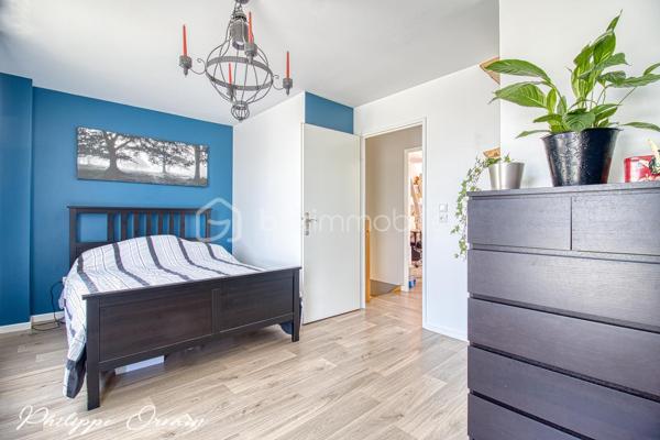 🏡 Maison individuelle récente de 2017 – 3 chambres – Jardin sans vis-à-vis – Villeron

Située au cœur de Villeron, dans un environnement résidentiel calme et particulièrement recherché, cette maison individuelle construite en 2017 vous séduira par son excellent état, sa luminosité et la qualité de ses prestations. Un bien idéal pour une famille souhaitant s'installer immédiatement, sans aucun travaux.

Dès l'entrée, vous découvrez une agréable pièce de vie baignée de lumière naturelle grâce à ses larges ouvertures. Le séjour, spacieux et chaleureux, s'ouvre directement sur une belle terrasse et un jardin entièrement clos, sans aucun vis-à-vis, offrant un cadre privilégié pour profiter des beaux jours en toute intimité.

La cuisine ouverte, moderne, aménagée et fonctionnelle, s'intègre parfaitement à l'espace de vie et crée une atmosphère conviviale, idéale pour partager des moments en famille ou entre amis.

À l'étage, l'espace nuit propose trois chambres confortables ainsi qu'une pièce palière pouvant accueillir un espace bureau, une salle de jeux ou un coin lecture selon vos besoins. Une salle de bains complète ce niveau avec praticité.

À l'extérieur, vous profiterez d'un terrain de 445 m², parfaitement entretenu et facile à vivre. Le jardin constitue un véritable havre de paix, tandis qu'un garage ainsi que plusieurs places de stationnement privatives viennent compléter les prestations.

Construite selon les standards récents, cette maison offre tout le confort moderne et une excellente fonctionnalité. Aucun travaux n'est à prévoir : vous n'avez plus qu'à poser vos valises.

Son emplacement constitue également un véritable atout : à proximité des écoles, des commerces et des principaux axes de circulation, elle permet de concilier parfaitement vie de famille, tranquillité et facilité de déplacement.

✨ Les atouts :
• Maison individuelle de 2017
• Aucun travaux à prévoir
• 3 chambres
• Séjour lumineux avec accès terrasse
• Cuisine ouverte aménagée
• Jardin sans vis-à-vis de 445 m²
• Adoucisseur d'eau
• Garage et stationnements privatifs
• Quartier résidentiel calme et recherché

Une maison clé en main où confort, modernité et qualité de vie se conjuguent parfaitement. Une opportunité à découvrir sans tarder.