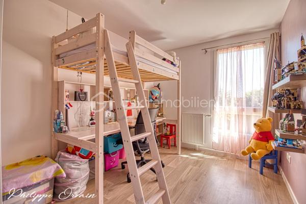 🏡 Maison individuelle récente de 2017 – 3 chambres – Jardin sans vis-à-vis – Villeron

Située au cœur de Villeron, dans un environnement résidentiel calme et particulièrement recherché, cette maison individuelle construite en 2017 vous séduira par son excellent état, sa luminosité et la qualité de ses prestations. Un bien idéal pour une famille souhaitant s'installer immédiatement, sans aucun travaux.

Dès l'entrée, vous découvrez une agréable pièce de vie baignée de lumière naturelle grâce à ses larges ouvertures. Le séjour, spacieux et chaleureux, s'ouvre directement sur une belle terrasse et un jardin entièrement clos, sans aucun vis-à-vis, offrant un cadre privilégié pour profiter des beaux jours en toute intimité.

La cuisine ouverte, moderne, aménagée et fonctionnelle, s'intègre parfaitement à l'espace de vie et crée une atmosphère conviviale, idéale pour partager des moments en famille ou entre amis.

À l'étage, l'espace nuit propose trois chambres confortables ainsi qu'une pièce palière pouvant accueillir un espace bureau, une salle de jeux ou un coin lecture selon vos besoins. Une salle de bains complète ce niveau avec praticité.

À l'extérieur, vous profiterez d'un terrain de 445 m², parfaitement entretenu et facile à vivre. Le jardin constitue un véritable havre de paix, tandis qu'un garage ainsi que plusieurs places de stationnement privatives viennent compléter les prestations.

Construite selon les standards récents, cette maison offre tout le confort moderne et une excellente fonctionnalité. Aucun travaux n'est à prévoir : vous n'avez plus qu'à poser vos valises.

Son emplacement constitue également un véritable atout : à proximité des écoles, des commerces et des principaux axes de circulation, elle permet de concilier parfaitement vie de famille, tranquillité et facilité de déplacement.

✨ Les atouts :
• Maison individuelle de 2017
• Aucun travaux à prévoir
• 3 chambres
• Séjour lumineux avec accès terrasse
• Cuisine ouverte aménagée
• Jardin sans vis-à-vis de 445 m²
• Adoucisseur d'eau
• Garage et stationnements privatifs
• Quartier résidentiel calme et recherché

Une maison clé en main où confort, modernité et qualité de vie se conjuguent parfaitement. Une opportunité à découvrir sans tarder.