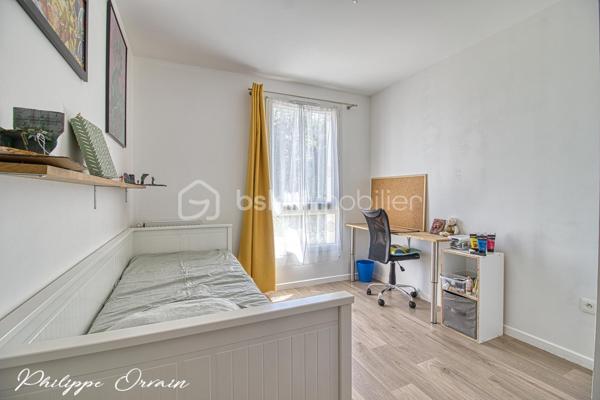 🏡 Maison individuelle récente de 2017 – 3 chambres – Jardin sans vis-à-vis – Villeron

Située au cœur de Villeron, dans un environnement résidentiel calme et particulièrement recherché, cette maison individuelle construite en 2017 vous séduira par son excellent état, sa luminosité et la qualité de ses prestations. Un bien idéal pour une famille souhaitant s'installer immédiatement, sans aucun travaux.

Dès l'entrée, vous découvrez une agréable pièce de vie baignée de lumière naturelle grâce à ses larges ouvertures. Le séjour, spacieux et chaleureux, s'ouvre directement sur une belle terrasse et un jardin entièrement clos, sans aucun vis-à-vis, offrant un cadre privilégié pour profiter des beaux jours en toute intimité.

La cuisine ouverte, moderne, aménagée et fonctionnelle, s'intègre parfaitement à l'espace de vie et crée une atmosphère conviviale, idéale pour partager des moments en famille ou entre amis.

À l'étage, l'espace nuit propose trois chambres confortables ainsi qu'une pièce palière pouvant accueillir un espace bureau, une salle de jeux ou un coin lecture selon vos besoins. Une salle de bains complète ce niveau avec praticité.

À l'extérieur, vous profiterez d'un terrain de 445 m², parfaitement entretenu et facile à vivre. Le jardin constitue un véritable havre de paix, tandis qu'un garage ainsi que plusieurs places de stationnement privatives viennent compléter les prestations.

Construite selon les standards récents, cette maison offre tout le confort moderne et une excellente fonctionnalité. Aucun travaux n'est à prévoir : vous n'avez plus qu'à poser vos valises.

Son emplacement constitue également un véritable atout : à proximité des écoles, des commerces et des principaux axes de circulation, elle permet de concilier parfaitement vie de famille, tranquillité et facilité de déplacement.

✨ Les atouts :
• Maison individuelle de 2017
• Aucun travaux à prévoir
• 3 chambres
• Séjour lumineux avec accès terrasse
• Cuisine ouverte aménagée
• Jardin sans vis-à-vis de 445 m²
• Adoucisseur d'eau
• Garage et stationnements privatifs
• Quartier résidentiel calme et recherché

Une maison clé en main où confort, modernité et qualité de vie se conjuguent parfaitement. Une opportunité à découvrir sans tarder.