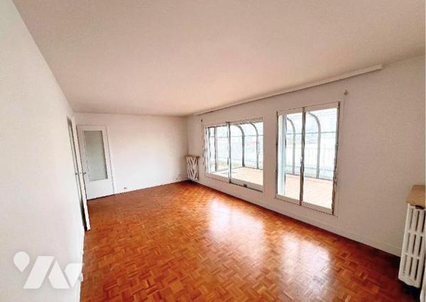 DERNIER ETAGE AVEC TERRASSE 30M² 
PARIS 15 - METRO CHARLES MICHELS