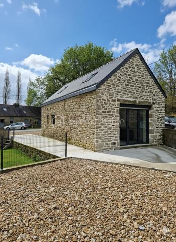 Exclusivité 🏡✨ Maison neuve clé en main – environ 76 m²

Accès rapide et à moins de 10 minutes de Plouay centre.

Cette maison possède une toiture neuve et pompe à chaleur neuve ♻️🔥, offrant confort et économies d’énergie.
Au rez-de-chaussée, vous profiterez d’une belle pièce de vie lumineuse d’environ 30 m² avec cuisine ouverte 🍽️🛋️, ainsi qu’une salle d’eau , WC, et un coin buanderie 🧺.
À l’étage, la maison dispose de 2 chambres confortables 🛏️🛏️.
À l’extérieur, un jardin d’environ 100 m² 🌿☀️, idéal pour profiter des beaux jours sans entretien.