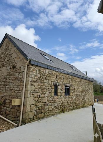 Exclusivité 🏡✨ Maison neuve clé en main – environ 76 m²

Accès rapide et à moins de 10 minutes de Plouay centre.

Cette maison possède une toiture neuve et pompe à chaleur neuve ♻️🔥, offrant confort et économies d’énergie.
Au rez-de-chaussée, vous profiterez d’une belle pièce de vie lumineuse d’environ 30 m² avec cuisine ouverte 🍽️🛋️, ainsi qu’une salle d’eau , WC, et un coin buanderie 🧺.
À l’étage, la maison dispose de 2 chambres confortables 🛏️🛏️.
À l’extérieur, un jardin d’environ 100 m² 🌿☀️, idéal pour profiter des beaux jours sans entretien.