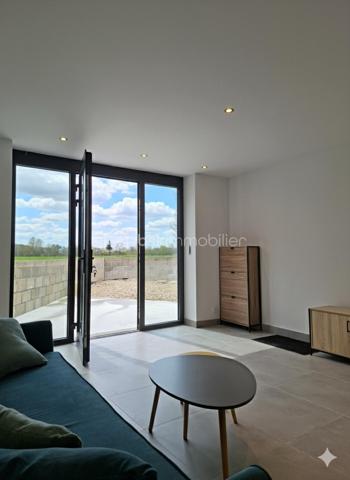 Exclusivité 🏡✨ Maison neuve clé en main – environ 76 m²

Accès rapide et à moins de 10 minutes de Plouay centre.

Cette maison possède une toiture neuve et pompe à chaleur neuve ♻️🔥, offrant confort et économies d’énergie.
Au rez-de-chaussée, vous profiterez d’une belle pièce de vie lumineuse d’environ 30 m² avec cuisine ouverte 🍽️🛋️, ainsi qu’une salle d’eau , WC, et un coin buanderie 🧺.
À l’étage, la maison dispose de 2 chambres confortables 🛏️🛏️.
À l’extérieur, un jardin d’environ 100 m² 🌿☀️, idéal pour profiter des beaux jours sans entretien.