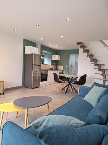 Exclusivité 🏡✨ Maison neuve clé en main – environ 76 m²

Accès rapide et à moins de 10 minutes de Plouay centre.

Cette maison possède une toiture neuve et pompe à chaleur neuve ♻️🔥, offrant confort et économies d’énergie.
Au rez-de-chaussée, vous profiterez d’une belle pièce de vie lumineuse d’environ 30 m² avec cuisine ouverte 🍽️🛋️, ainsi qu’une salle d’eau , WC, et un coin buanderie 🧺.
À l’étage, la maison dispose de 2 chambres confortables 🛏️🛏️.
À l’extérieur, un jardin d’environ 100 m² 🌿☀️, idéal pour profiter des beaux jours sans entretien.