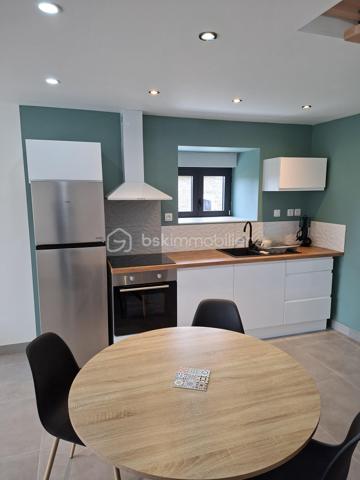 Exclusivité 🏡✨ Maison neuve clé en main – environ 76 m²

Accès rapide et à moins de 10 minutes de Plouay centre.

Cette maison possède une toiture neuve et pompe à chaleur neuve ♻️🔥, offrant confort et économies d’énergie.
Au rez-de-chaussée, vous profiterez d’une belle pièce de vie lumineuse d’environ 30 m² avec cuisine ouverte 🍽️🛋️, ainsi qu’une salle d’eau , WC, et un coin buanderie 🧺.
À l’étage, la maison dispose de 2 chambres confortables 🛏️🛏️.
À l’extérieur, un jardin d’environ 100 m² 🌿☀️, idéal pour profiter des beaux jours sans entretien.