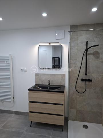 Exclusivité 🏡✨ Maison neuve clé en main – environ 76 m²

Accès rapide et à moins de 10 minutes de Plouay centre.

Cette maison possède une toiture neuve et pompe à chaleur neuve ♻️🔥, offrant confort et économies d’énergie.
Au rez-de-chaussée, vous profiterez d’une belle pièce de vie lumineuse d’environ 30 m² avec cuisine ouverte 🍽️🛋️, ainsi qu’une salle d’eau , WC, et un coin buanderie 🧺.
À l’étage, la maison dispose de 2 chambres confortables 🛏️🛏️.
À l’extérieur, un jardin d’environ 100 m² 🌿☀️, idéal pour profiter des beaux jours sans entretien.
