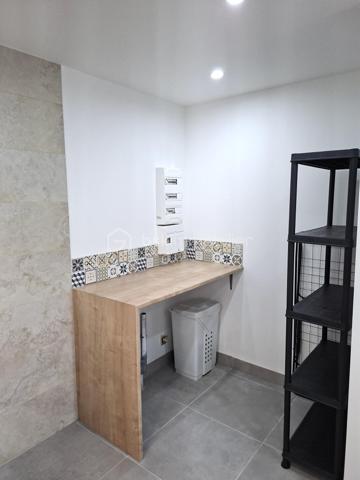 Exclusivité 🏡✨ Maison neuve clé en main – environ 76 m²

Accès rapide et à moins de 10 minutes de Plouay centre.

Cette maison possède une toiture neuve et pompe à chaleur neuve ♻️🔥, offrant confort et économies d’énergie.
Au rez-de-chaussée, vous profiterez d’une belle pièce de vie lumineuse d’environ 30 m² avec cuisine ouverte 🍽️🛋️, ainsi qu’une salle d’eau , WC, et un coin buanderie 🧺.
À l’étage, la maison dispose de 2 chambres confortables 🛏️🛏️.
À l’extérieur, un jardin d’environ 100 m² 🌿☀️, idéal pour profiter des beaux jours sans entretien.