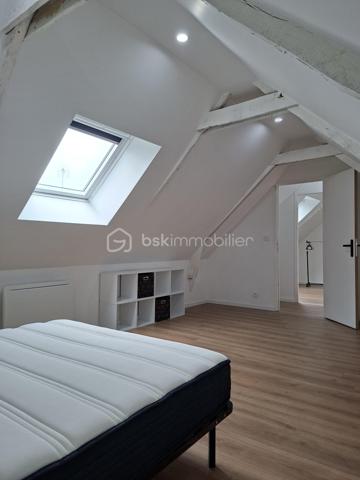 Exclusivité 🏡✨ Maison neuve clé en main – environ 76 m²

Accès rapide et à moins de 10 minutes de Plouay centre.

Cette maison possède une toiture neuve et pompe à chaleur neuve ♻️🔥, offrant confort et économies d’énergie.
Au rez-de-chaussée, vous profiterez d’une belle pièce de vie lumineuse d’environ 30 m² avec cuisine ouverte 🍽️🛋️, ainsi qu’une salle d’eau , WC, et un coin buanderie 🧺.
À l’étage, la maison dispose de 2 chambres confortables 🛏️🛏️.
À l’extérieur, un jardin d’environ 100 m² 🌿☀️, idéal pour profiter des beaux jours sans entretien.