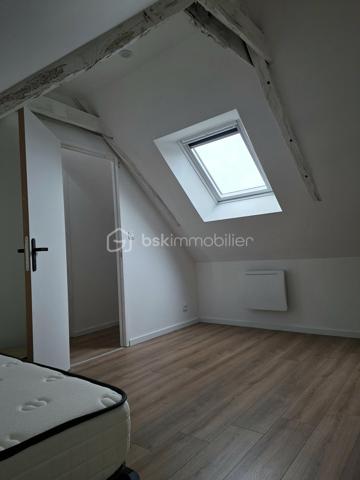 Exclusivité 🏡✨ Maison neuve clé en main – environ 76 m²

Accès rapide et à moins de 10 minutes de Plouay centre.

Cette maison possède une toiture neuve et pompe à chaleur neuve ♻️🔥, offrant confort et économies d’énergie.
Au rez-de-chaussée, vous profiterez d’une belle pièce de vie lumineuse d’environ 30 m² avec cuisine ouverte 🍽️🛋️, ainsi qu’une salle d’eau , WC, et un coin buanderie 🧺.
À l’étage, la maison dispose de 2 chambres confortables 🛏️🛏️.
À l’extérieur, un jardin d’environ 100 m² 🌿☀️, idéal pour profiter des beaux jours sans entretien.