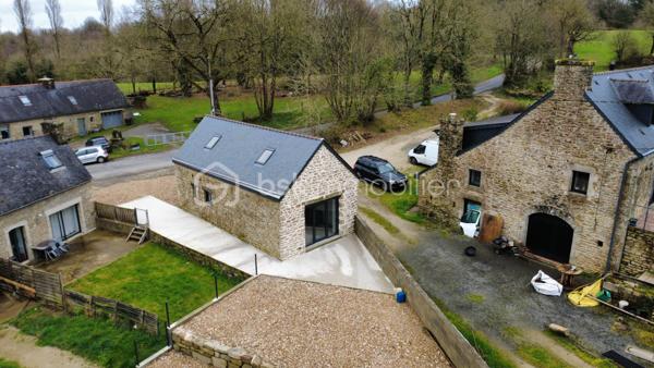 Exclusivité 🏡✨ Maison neuve clé en main – environ 76 m²

Accès rapide et à moins de 10 minutes de Plouay centre.

Cette maison possède une toiture neuve et pompe à chaleur neuve ♻️🔥, offrant confort et économies d’énergie.
Au rez-de-chaussée, vous profiterez d’une belle pièce de vie lumineuse d’environ 30 m² avec cuisine ouverte 🍽️🛋️, ainsi qu’une salle d’eau , WC, et un coin buanderie 🧺.
À l’étage, la maison dispose de 2 chambres confortables 🛏️🛏️.
À l’extérieur, un jardin d’environ 100 m² 🌿☀️, idéal pour profiter des beaux jours sans entretien.