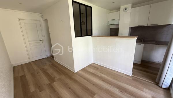 BSK vous présente en nouveauté, ce joli studio de 28 m2 situé rue de Fougères, dans un environnement agréable à deux pas des commerces et des transports. 

L'appartement se compose d'une entrée fonctionnelle avec un grand placard, d'une pièce de vie lumineuse exposée sud-est donnant sur un balcon, d'un espace nuit confortable, une cuisine aménagée et équipé et d'une salle d'eau. 
Un vrai plus énergétique (travaux en cours): 
L'immeuble bénéficie actuellement d'importants travaux de rénovation, garantissant confort et économies futures: isolation thermique par l'extérieur (ITE), fenêtres double vitrage avec volets roulants électriques, l' installation d'une VMC et du raccordement au chauffage urbain.

Un bien idéal pour un premier achat où un investissement. 
A découvrir rapidement !!!