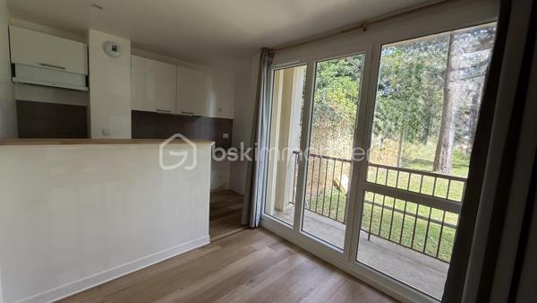 BSK vous présente en nouveauté, ce joli studio de 28 m2 situé rue de Fougères, dans un environnement agréable à deux pas des commerces et des transports. 

L'appartement se compose d'une entrée fonctionnelle avec un grand placard, d'une pièce de vie lumineuse exposée sud-est donnant sur un balcon, d'un espace nuit confortable, une cuisine aménagée et équipé et d'une salle d'eau. 
Un vrai plus énergétique (travaux en cours): 
L'immeuble bénéficie actuellement d'importants travaux de rénovation, garantissant confort et économies futures: isolation thermique par l'extérieur (ITE), fenêtres double vitrage avec volets roulants électriques, l' installation d'une VMC et du raccordement au chauffage urbain.

Un bien idéal pour un premier achat où un investissement. 
A découvrir rapidement !!!