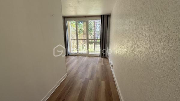 BSK vous présente en nouveauté, ce joli studio de 28 m2 situé rue de Fougères, dans un environnement agréable à deux pas des commerces et des transports. 

L'appartement se compose d'une entrée fonctionnelle avec un grand placard, d'une pièce de vie lumineuse exposée sud-est donnant sur un balcon, d'un espace nuit confortable, une cuisine aménagée et équipé et d'une salle d'eau. 
Un vrai plus énergétique (travaux en cours): 
L'immeuble bénéficie actuellement d'importants travaux de rénovation, garantissant confort et économies futures: isolation thermique par l'extérieur (ITE), fenêtres double vitrage avec volets roulants électriques, l' installation d'une VMC et du raccordement au chauffage urbain.

Un bien idéal pour un premier achat où un investissement. 
A découvrir rapidement !!!