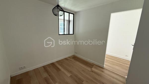 BSK vous présente en nouveauté, ce joli studio de 28 m2 situé rue de Fougères, dans un environnement agréable à deux pas des commerces et des transports. 

L'appartement se compose d'une entrée fonctionnelle avec un grand placard, d'une pièce de vie lumineuse exposée sud-est donnant sur un balcon, d'un espace nuit confortable, une cuisine aménagée et équipé et d'une salle d'eau. 
Un vrai plus énergétique (travaux en cours): 
L'immeuble bénéficie actuellement d'importants travaux de rénovation, garantissant confort et économies futures: isolation thermique par l'extérieur (ITE), fenêtres double vitrage avec volets roulants électriques, l' installation d'une VMC et du raccordement au chauffage urbain.

Un bien idéal pour un premier achat où un investissement. 
A découvrir rapidement !!!