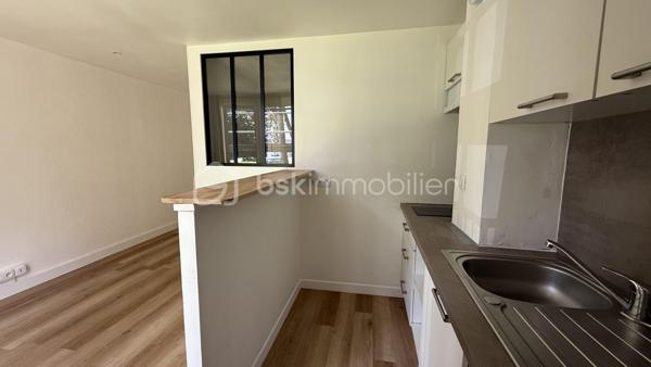 BSK vous présente en nouveauté, ce joli studio de 28 m2 situé rue de Fougères, dans un environnement agréable à deux pas des commerces et des transports. 

L'appartement se compose d'une entrée fonctionnelle avec un grand placard, d'une pièce de vie lumineuse exposée sud-est donnant sur un balcon, d'un espace nuit confortable, une cuisine aménagée et équipé et d'une salle d'eau. 
Un vrai plus énergétique (travaux en cours): 
L'immeuble bénéficie actuellement d'importants travaux de rénovation, garantissant confort et économies futures: isolation thermique par l'extérieur (ITE), fenêtres double vitrage avec volets roulants électriques, l' installation d'une VMC et du raccordement au chauffage urbain.

Un bien idéal pour un premier achat où un investissement. 
A découvrir rapidement !!!