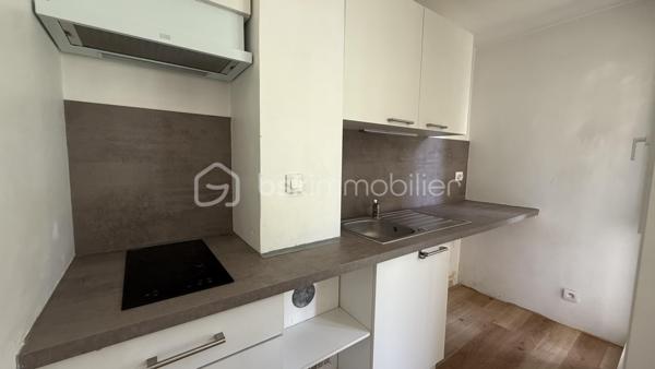 BSK vous présente en nouveauté, ce joli studio de 28 m2 situé rue de Fougères, dans un environnement agréable à deux pas des commerces et des transports. 

L'appartement se compose d'une entrée fonctionnelle avec un grand placard, d'une pièce de vie lumineuse exposée sud-est donnant sur un balcon, d'un espace nuit confortable, une cuisine aménagée et équipé et d'une salle d'eau. 
Un vrai plus énergétique (travaux en cours): 
L'immeuble bénéficie actuellement d'importants travaux de rénovation, garantissant confort et économies futures: isolation thermique par l'extérieur (ITE), fenêtres double vitrage avec volets roulants électriques, l' installation d'une VMC et du raccordement au chauffage urbain.

Un bien idéal pour un premier achat où un investissement. 
A découvrir rapidement !!!