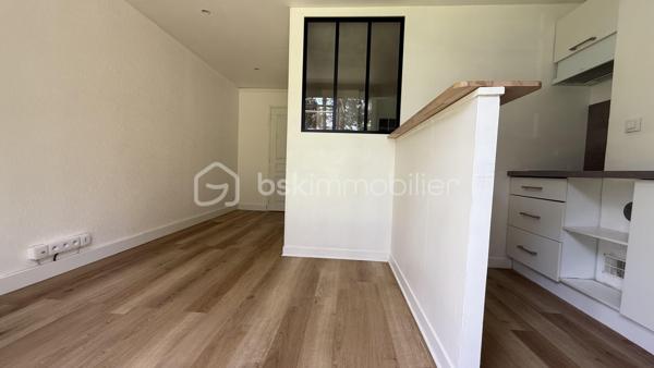 BSK vous présente en nouveauté, ce joli studio de 28 m2 situé rue de Fougères, dans un environnement agréable à deux pas des commerces et des transports. 

L'appartement se compose d'une entrée fonctionnelle avec un grand placard, d'une pièce de vie lumineuse exposée sud-est donnant sur un balcon, d'un espace nuit confortable, une cuisine aménagée et équipé et d'une salle d'eau. 
Un vrai plus énergétique (travaux en cours): 
L'immeuble bénéficie actuellement d'importants travaux de rénovation, garantissant confort et économies futures: isolation thermique par l'extérieur (ITE), fenêtres double vitrage avec volets roulants électriques, l' installation d'une VMC et du raccordement au chauffage urbain.

Un bien idéal pour un premier achat où un investissement. 
A découvrir rapidement !!!