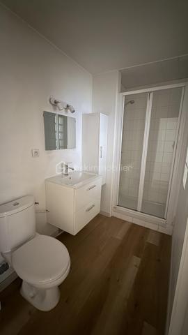 BSK vous présente en nouveauté, ce joli studio de 28 m2 situé rue de Fougères, dans un environnement agréable à deux pas des commerces et des transports. 

L'appartement se compose d'une entrée fonctionnelle avec un grand placard, d'une pièce de vie lumineuse exposée sud-est donnant sur un balcon, d'un espace nuit confortable, une cuisine aménagée et équipé et d'une salle d'eau. 
Un vrai plus énergétique (travaux en cours): 
L'immeuble bénéficie actuellement d'importants travaux de rénovation, garantissant confort et économies futures: isolation thermique par l'extérieur (ITE), fenêtres double vitrage avec volets roulants électriques, l' installation d'une VMC et du raccordement au chauffage urbain.

Un bien idéal pour un premier achat où un investissement. 
A découvrir rapidement !!!