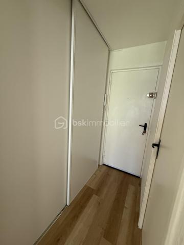 BSK vous présente en nouveauté, ce joli studio de 28 m2 situé rue de Fougères, dans un environnement agréable à deux pas des commerces et des transports. 

L'appartement se compose d'une entrée fonctionnelle avec un grand placard, d'une pièce de vie lumineuse exposée sud-est donnant sur un balcon, d'un espace nuit confortable, une cuisine aménagée et équipé et d'une salle d'eau. 
Un vrai plus énergétique (travaux en cours): 
L'immeuble bénéficie actuellement d'importants travaux de rénovation, garantissant confort et économies futures: isolation thermique par l'extérieur (ITE), fenêtres double vitrage avec volets roulants électriques, l' installation d'une VMC et du raccordement au chauffage urbain.

Un bien idéal pour un premier achat où un investissement. 
A découvrir rapidement !!!