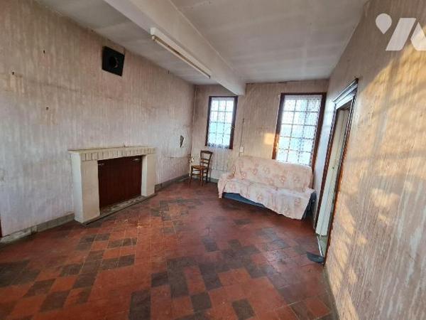 OISEMONT- Maison de ville à rénover comprenant une entrée avec couloir desservant une cuisine, ...
