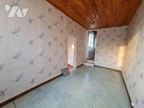 OISEMONT- Maison de ville à rénover comprenant une entrée avec couloir desservant une cuisine, ...