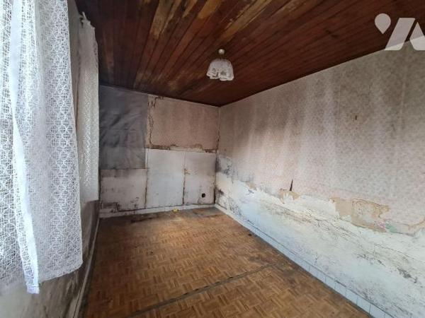 OISEMONT- Maison de ville à rénover comprenant une entrée avec couloir desservant une cuisine, ...