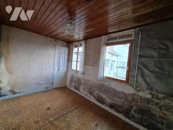 OISEMONT- Maison de ville à rénover comprenant une entrée avec couloir desservant une cuisine, ...