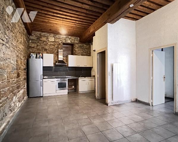 A 350 m du métro Valmy, dans une rue calme, T2 avec cachet de 46,46 m² carrez.