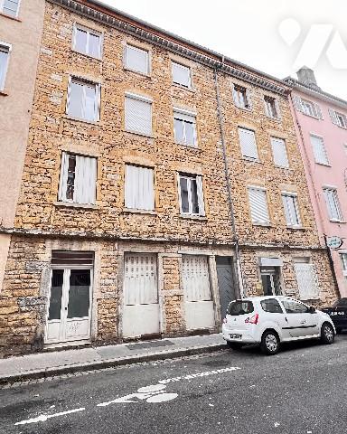 A 350 m du métro Valmy, dans une rue calme, T2 avec cachet de 46,46 m² carrez.