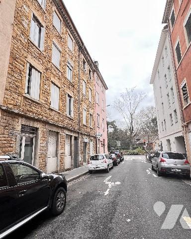 A 350 m du métro Valmy, dans une rue calme, T2 avec cachet de 46,46 m² carrez.