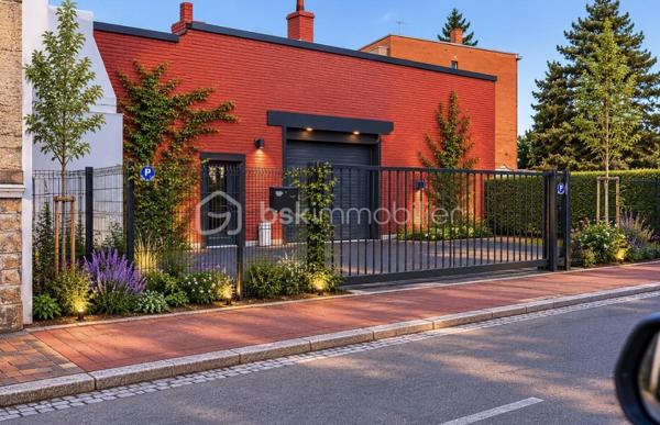 Bâtiment industriel en briques entièrement rénové en 2023, actuellement aménagé en show-room pour véhicules de prestige. Ce bien rare allie le charme de l’ancien et la modernité des équipements récents, offrant un cadre professionnel d’exception.

Le hall principal, vaste et lumineux, accueille aujourd’hui une exposition automobile haut de gamme. Il est accessible à la fois par une porte d’entrée aluminium individuelle et par une grande porte sectionnelle motorisée facilitant l’accès des véhicules. Les volumes, la hauteur sous plafond et la qualité des finitions en font un lieu idéal pour une activité commerciale, un hall d’exposition, un atelier de création, une brocante chic ou tout autre projet nécessitant de la visibilité et de l’espace.

Le bâtiment dispose également d’un bureau indépendant parfaitement équipé, d’une cuisine contemporaine entièrement neuve et jamais utilisée, ainsi que d’une superbe salle de bains avec double vasque et douche à l’italienne. À l’étage, une agréable salle détente peut tout à fait être utilisée comme chambre ou espace privé selon les besoins.

Le confort est assuré par un poêle à pellets et des radiateurs électriques. Les travaux récents ont porté notamment sur la toiture, l’isolation et les aménagements intérieurs, garantissant un bien en excellent état, prêt à l’emploi.

L’ensemble du terrain est entièrement clôturé et sécurisé par un portail motorisé. Il dispose également d’un vaste parking pouvant accueillir environ 4-5 véhicules, idéal pour une activité nécessitant une forte capacité de stationnement.
Pour compléter ces prestations, le site est équipé d’un système de vidéosurveillance et d’une alarme assurant une sécurité optimale des lieux.

Avec quelques ajustements, ce bâtiment pourrait également être aménagé en habitation originale et de caractère. Néanmoins, sa configuration actuelle privilégie un usage professionnel ou commercial, dans un cadre soigné et valorisant.