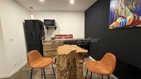 Bâtiment industriel en briques entièrement rénové en 2023, actuellement aménagé en show-room pour véhicules de prestige. Ce bien rare allie le charme de l’ancien et la modernité des équipements récents, offrant un cadre professionnel d’exception.

Le hall principal, vaste et lumineux, accueille aujourd’hui une exposition automobile haut de gamme. Il est accessible à la fois par une porte d’entrée aluminium individuelle et par une grande porte sectionnelle motorisée facilitant l’accès des véhicules. Les volumes, la hauteur sous plafond et la qualité des finitions en font un lieu idéal pour une activité commerciale, un hall d’exposition, un atelier de création, une brocante chic ou tout autre projet nécessitant de la visibilité et de l’espace.

Le bâtiment dispose également d’un bureau indépendant parfaitement équipé, d’une cuisine contemporaine entièrement neuve et jamais utilisée, ainsi que d’une superbe salle de bains avec double vasque et douche à l’italienne. À l’étage, une agréable salle détente peut tout à fait être utilisée comme chambre ou espace privé selon les besoins.

Le confort est assuré par un poêle à pellets et des radiateurs électriques. Les travaux récents ont porté notamment sur la toiture, l’isolation et les aménagements intérieurs, garantissant un bien en excellent état, prêt à l’emploi.

L’ensemble du terrain est entièrement clôturé et sécurisé par un portail motorisé. Il dispose également d’un vaste parking pouvant accueillir environ 4-5 véhicules, idéal pour une activité nécessitant une forte capacité de stationnement.
Pour compléter ces prestations, le site est équipé d’un système de vidéosurveillance et d’une alarme assurant une sécurité optimale des lieux.

Avec quelques ajustements, ce bâtiment pourrait également être aménagé en habitation originale et de caractère. Néanmoins, sa configuration actuelle privilégie un usage professionnel ou commercial, dans un cadre soigné et valorisant.
