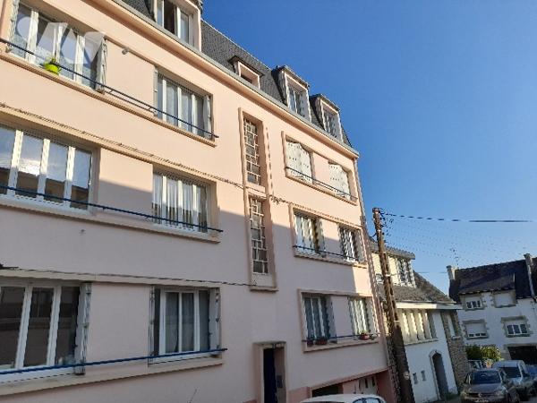 Appartement 2ème étage
Pièce à vivre, 2ch, sde, W.C.
Cave