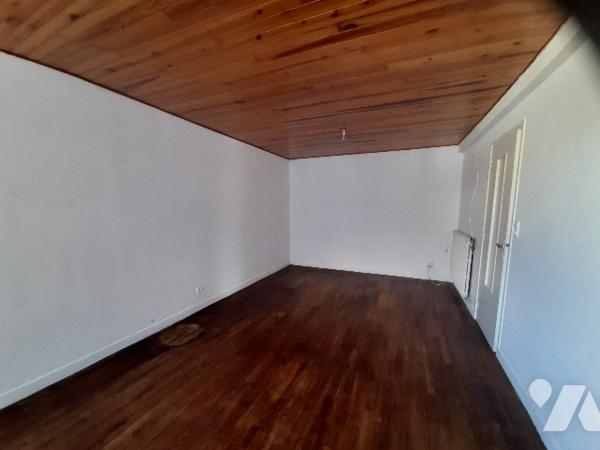 Appartement 2ème étage
Pièce à vivre, 2ch, sde, W.C.
Cave