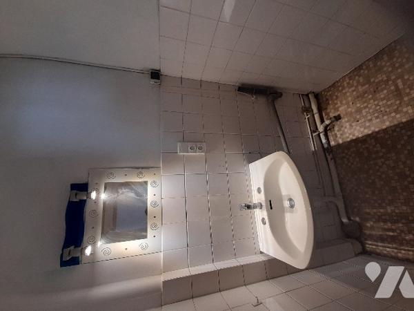 Appartement 2ème étage
Pièce à vivre, 2ch, sde, W.C.
Cave