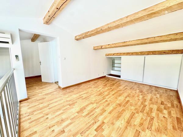 Éguilles (13510) Éguilles – Centre du village – Duplex T3/4 rénové – Dernier étage