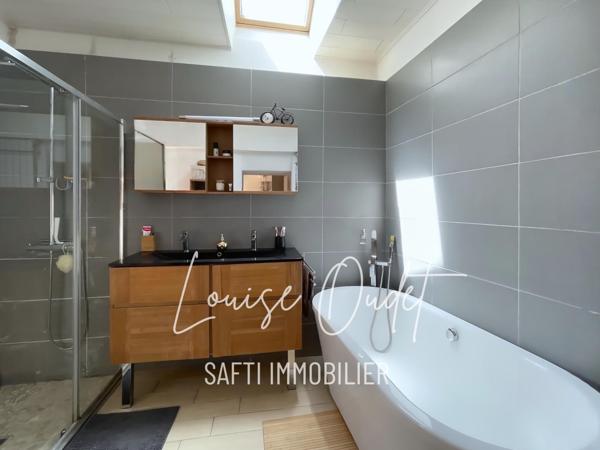Une maison rare, qui allie charme, volumes et confort pour une vie de famille sereine.