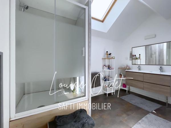 Une maison rare, qui allie charme, volumes et confort pour une vie de famille sereine.