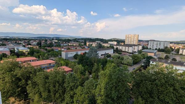 Belfort, appartement 89 m²  3 chambres  Garage  Cave  Deux balcons  Vue dégagée