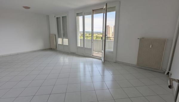 Belfort, appartement 89 m²  3 chambres  Garage  Cave  Deux balcons  Vue dégagée