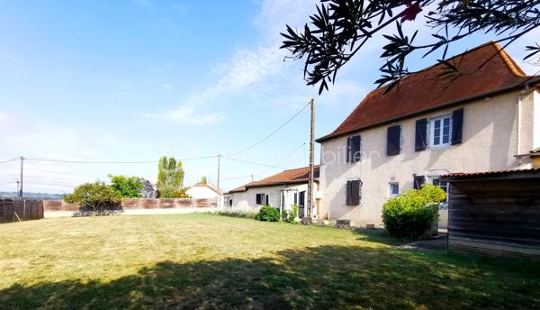 Propriété Béarnaise de caractère, située à 10 minutes d'Orthez en direction de la côte, et bénéficiant d'une vue dominante sur la nature :

Composé de deux maisons d'habitation, cet ensemble immobilier est l'endroit idéal pour un rassemblement familial, une exploitation de gîte rentable, un entrepreneur ayant besoin de nombreux espaces de stationnement et stockage, ou tout simplement pour les amoureux de nature et de calme.

La première maison propose une vie de plain pied sur 69 m², comprenant entrée, séjour, cuisine aménagée/équipée, WC séparé, dégagements avec rangements-penderie et coin buanderie, salle d'eau avec w-c, 2 chambres avec placards-penderies intégrées dont une avec douche et lavabo, l'ensemble fraichement rénové, doté d'une climatisation réversible, de double vitrage récent, d'une micro-station neuve et d'une excellente isolation (DPE en C).
Un jardin coté Sud, terrasse de 60 m², cours avec enrobé, grand préau, joli grange aménagée en atelier et réserve, garage fermé, l'ensemble desservi par une large entrée indépendante avec portail motorisé neuf.

La seconde habitation de 123 m² habitables à finir de rénover, dispose au rez de chaussée d'une arrière cuisine buanderie avec rangements, douche et WC séparé, dégagement, séjour, cuisine, w-c séparé, salle de bains, dégagement, et chambre.
L'étage comprend un couloir qui dessert 2 chambres et un grand bureau ou chambre d'appoint.
Dans les combles de cette Béarnaise, l'isolation a été refaite récemment, sa toiture entièrement refaite à neuf en 1990, l'ensemble charpente / couverture est dans un état impeccable.
Cette seconde maison est tout à fait habitable en l'état : DPE en D, double vitrage pvc partout et climatisation réversible, mais des travaux de remises au normes sont nécessaires au niveau d'une partie de l'électricité, de l’assainissement, de la cuisine et de la salle de bains selon les gouts et les besoins.
Côté extérieurs, vous profiterez d'un jardin plein Sud avec vue sur la nature, d'un puits, d'un grand espace de stationnement privatif, de 2 garages ouverts, d'un cabanon de jardin, d'un grand espace de stockage/aménagements extérieurs avec appentis, d'un magnifique terrain plat avec vue dégagée, à côté d'une jolie foret pour vos balades.

L'ensemble de cette propriété est desservi de manière indépendante par trois entrées pour vos véhicules, et l'ensemble immobilier vient d'être borné en trois grandes parcelles : selon les projets et les besoins, vous pouvez revendre ou mettre en location chaque parcelle à votre guise !
N.B. : 2 compteurs électriques indépendants, également idéal pour démarrer immédiatement une activité de gîte très rentable !

Contactez moi, je me ferai un plaisir de vous présenter ce bel ensemble immobilier à fort potentiel, au calme absolu.
