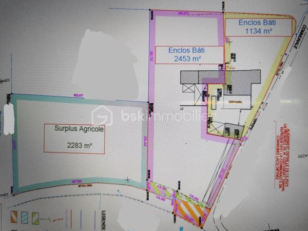 Propriété Béarnaise de caractère, située à 10 minutes d'Orthez en direction de la côte, et bénéficiant d'une vue dominante sur la nature :

Composé de deux maisons d'habitation, cet ensemble immobilier est l'endroit idéal pour un rassemblement familial, une exploitation de gîte rentable, un entrepreneur ayant besoin de nombreux espaces de stationnement et stockage, ou tout simplement pour les amoureux de nature et de calme.

La première maison propose une vie de plain pied sur 69 m², comprenant entrée, séjour, cuisine aménagée/équipée, WC séparé, dégagements avec rangements-penderie et coin buanderie, salle d'eau avec w-c, 2 chambres avec placards-penderies intégrées dont une avec douche et lavabo, l'ensemble fraichement rénové, doté d'une climatisation réversible, de double vitrage récent, d'une micro-station neuve et d'une excellente isolation (DPE en C).
Un jardin coté Sud, terrasse de 60 m², cours avec enrobé, grand préau, joli grange aménagée en atelier et réserve, garage fermé, l'ensemble desservi par une large entrée indépendante avec portail motorisé neuf.

La seconde habitation de 123 m² habitables à finir de rénover, dispose au rez de chaussée d'une arrière cuisine buanderie avec rangements, douche et WC séparé, dégagement, séjour, cuisine, w-c séparé, salle de bains, dégagement, et chambre.
L'étage comprend un couloir qui dessert 2 chambres et un grand bureau ou chambre d'appoint.
Dans les combles de cette Béarnaise, l'isolation a été refaite récemment, sa toiture entièrement refaite à neuf en 1990, l'ensemble charpente / couverture est dans un état impeccable.
Cette seconde maison est tout à fait habitable en l'état : DPE en D, double vitrage pvc partout et climatisation réversible, mais des travaux de remises au normes sont nécessaires au niveau d'une partie de l'électricité, de l’assainissement, de la cuisine et de la salle de bains selon les gouts et les besoins.
Côté extérieurs, vous profiterez d'un jardin plein Sud avec vue sur la nature, d'un puits, d'un grand espace de stationnement privatif, de 2 garages ouverts, d'un cabanon de jardin, d'un grand espace de stockage/aménagements extérieurs avec appentis, d'un magnifique terrain plat avec vue dégagée, à côté d'une jolie foret pour vos balades.

L'ensemble de cette propriété est desservi de manière indépendante par trois entrées pour vos véhicules, et l'ensemble immobilier vient d'être borné en trois grandes parcelles : selon les projets et les besoins, vous pouvez revendre ou mettre en location chaque parcelle à votre guise !
N.B. : 2 compteurs électriques indépendants, également idéal pour démarrer immédiatement une activité de gîte très rentable !

Contactez moi, je me ferai un plaisir de vous présenter ce bel ensemble immobilier à fort potentiel, au calme absolu.