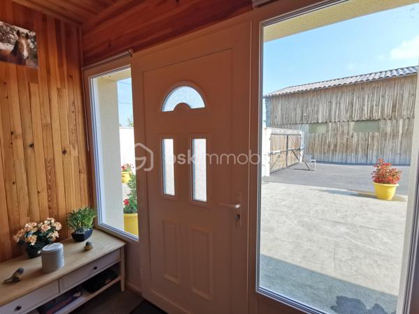 Propriété Béarnaise de caractère, située à 10 minutes d'Orthez en direction de la côte, et bénéficiant d'une vue dominante sur la nature :

Composé de deux maisons d'habitation, cet ensemble immobilier est l'endroit idéal pour un rassemblement familial, une exploitation de gîte rentable, un entrepreneur ayant besoin de nombreux espaces de stationnement et stockage, ou tout simplement pour les amoureux de nature et de calme.

La première maison propose une vie de plain pied sur 69 m², comprenant entrée, séjour, cuisine aménagée/équipée, WC séparé, dégagements avec rangements-penderie et coin buanderie, salle d'eau avec w-c, 2 chambres avec placards-penderies intégrées dont une avec douche et lavabo, l'ensemble fraichement rénové, doté d'une climatisation réversible, de double vitrage récent, d'une micro-station neuve et d'une excellente isolation (DPE en C).
Un jardin coté Sud, terrasse de 60 m², cours avec enrobé, grand préau, joli grange aménagée en atelier et réserve, garage fermé, l'ensemble desservi par une large entrée indépendante avec portail motorisé neuf.

La seconde habitation de 123 m² habitables à finir de rénover, dispose au rez de chaussée d'une arrière cuisine buanderie avec rangements, douche et WC séparé, dégagement, séjour, cuisine, w-c séparé, salle de bains, dégagement, et chambre.
L'étage comprend un couloir qui dessert 2 chambres et un grand bureau ou chambre d'appoint.
Dans les combles de cette Béarnaise, l'isolation a été refaite récemment, sa toiture entièrement refaite à neuf en 1990, l'ensemble charpente / couverture est dans un état impeccable.
Cette seconde maison est tout à fait habitable en l'état : DPE en D, double vitrage pvc partout et climatisation réversible, mais des travaux de remises au normes sont nécessaires au niveau d'une partie de l'électricité, de l’assainissement, de la cuisine et de la salle de bains selon les gouts et les besoins.
Côté extérieurs, vous profiterez d'un jardin plein Sud avec vue sur la nature, d'un puits, d'un grand espace de stationnement privatif, de 2 garages ouverts, d'un cabanon de jardin, d'un grand espace de stockage/aménagements extérieurs avec appentis, d'un magnifique terrain plat avec vue dégagée, à côté d'une jolie foret pour vos balades.

L'ensemble de cette propriété est desservi de manière indépendante par trois entrées pour vos véhicules, et l'ensemble immobilier vient d'être borné en trois grandes parcelles : selon les projets et les besoins, vous pouvez revendre ou mettre en location chaque parcelle à votre guise !
N.B. : 2 compteurs électriques indépendants, également idéal pour démarrer immédiatement une activité de gîte très rentable !

Contactez moi, je me ferai un plaisir de vous présenter ce bel ensemble immobilier à fort potentiel, au calme absolu.